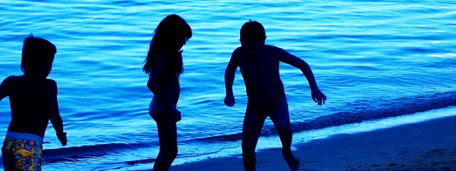 bambini sulla spiaggia