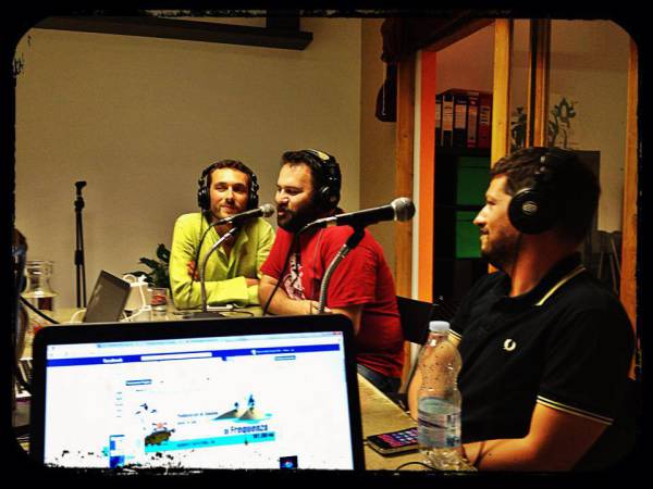 In senso orario: Silvestro, Gianluca e Michele ai microfoni di Buena Radio Social Club