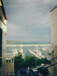 Cielo nuvoloso e probabile pioggia in arrivo sul porto di Vieste...